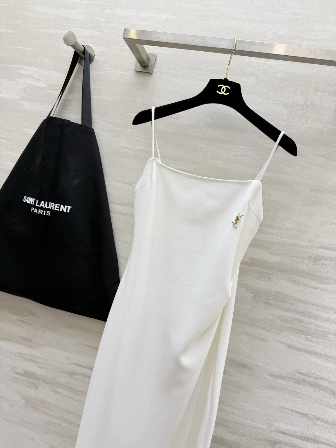 #YSL²⁶经典气质细吊带长裙 三色高级封神配色🤍🤎🖤 简约一字方领 精致金属小标点缀 恰到好处的收褶剪裁 悄悄修饰腰线