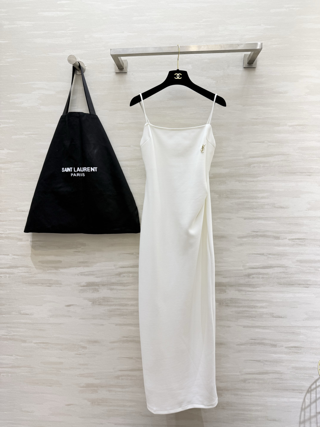 #YSL²⁶经典气质细吊带长裙 三色高级封神配色🤍🤎🖤 简约一字方领 精致金属小标点缀 恰到好处的收褶剪裁 悄悄修饰腰线