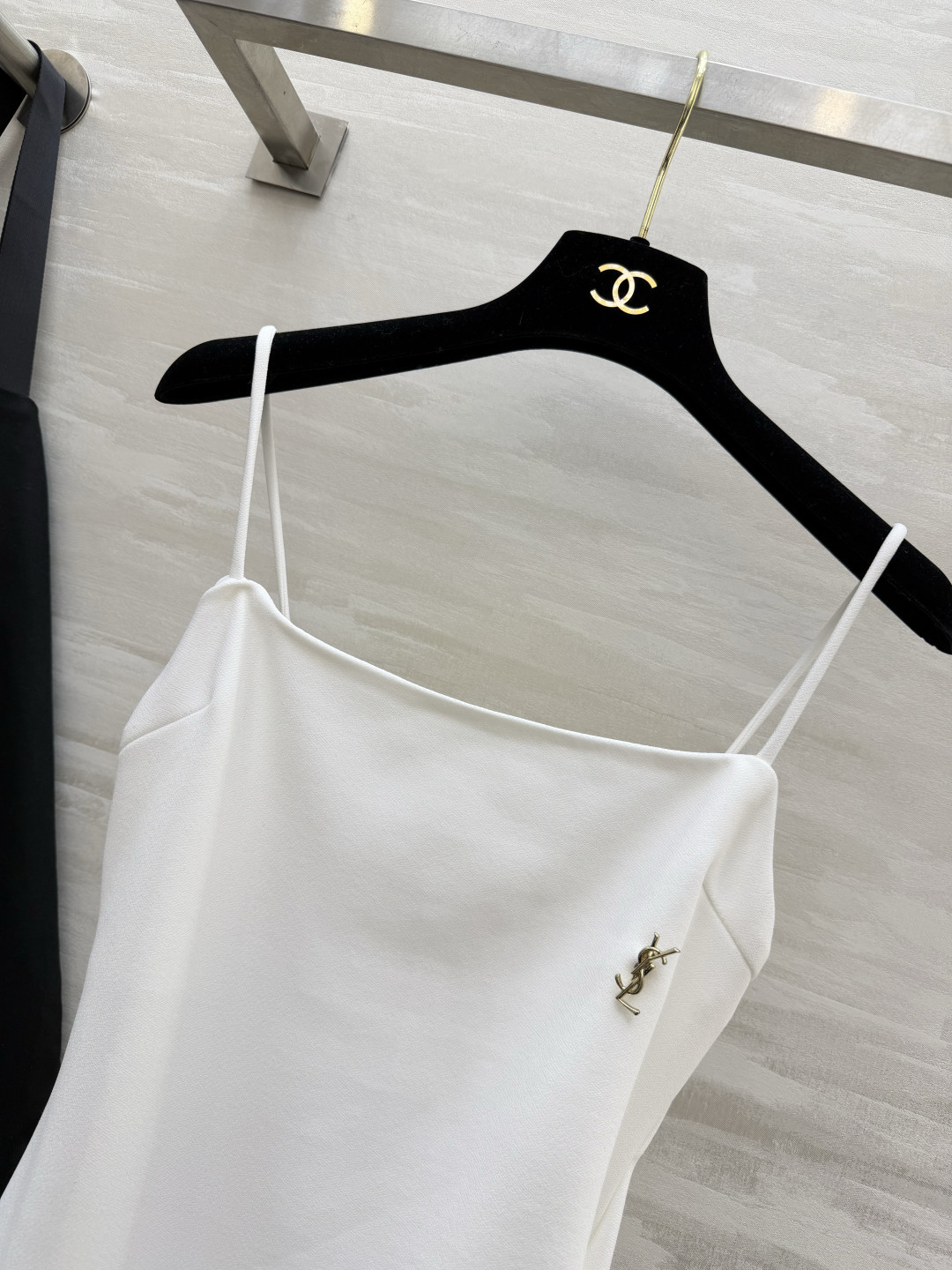 #YSL²⁶经典气质细吊带长裙 三色高级封神配色🤍🤎🖤 简约一字方领 精致金属小标点缀 恰到好处的收褶剪裁 悄悄修饰腰线