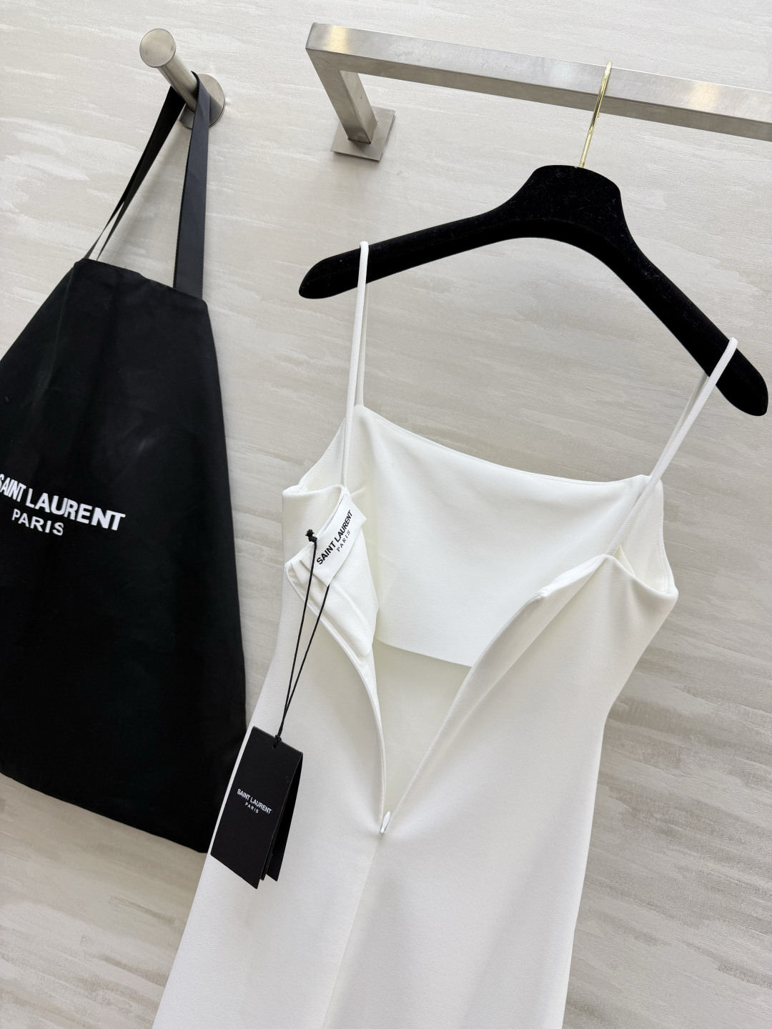#YSL²⁶经典气质细吊带长裙 三色高级封神配色🤍🤎🖤 简约一字方领 精致金属小标点缀 恰到好处的收褶剪裁 悄悄修饰腰线