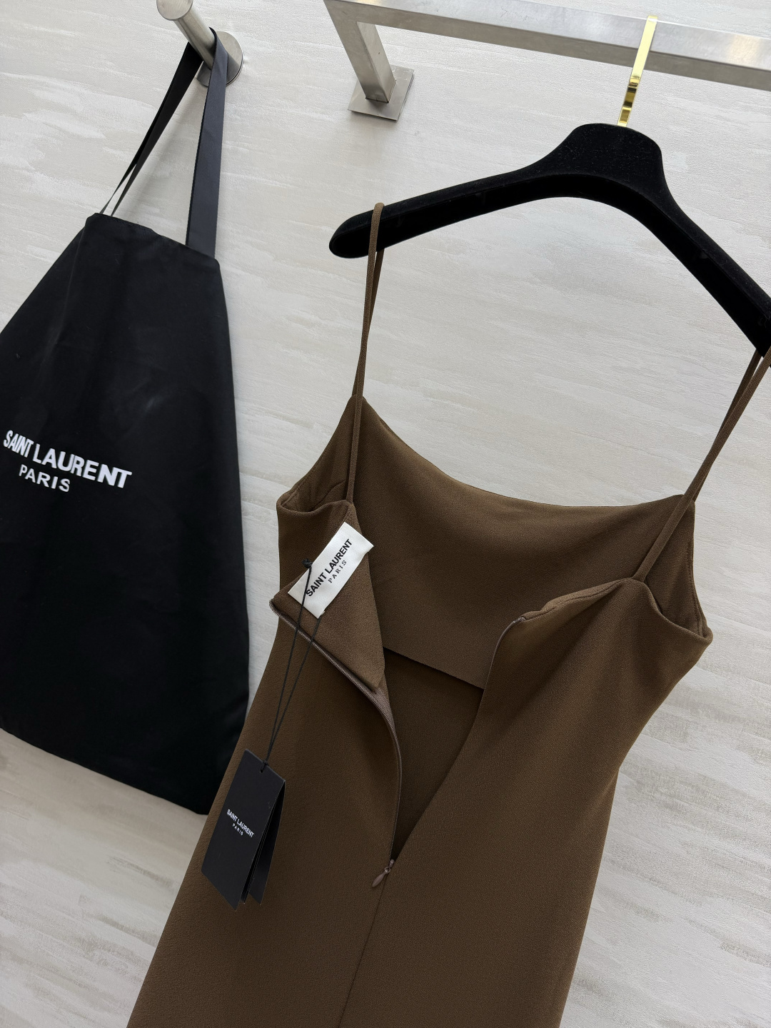 #YSL²⁶经典气质细吊带长裙 三色高级封神配色🤍🤎🖤 简约一字方领 精致金属小标点缀 恰到好处的收褶剪裁 悄悄修饰腰线