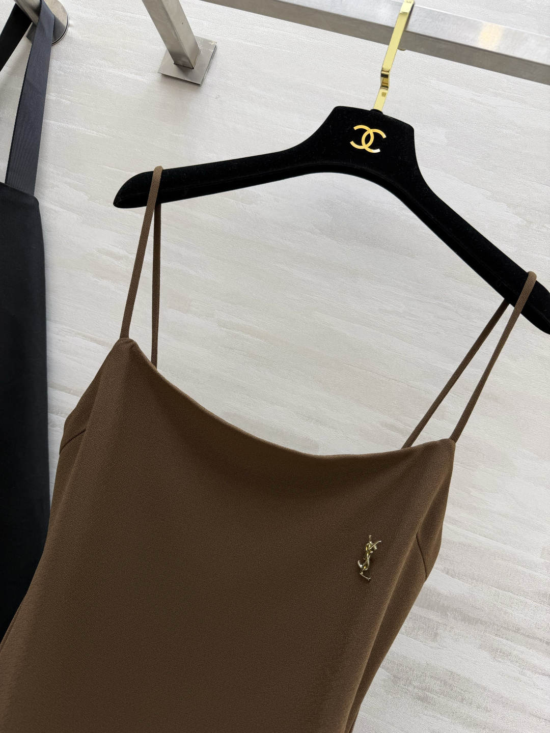 #YSL²⁶经典气质细吊带长裙 三色高级封神配色🤍🤎🖤 简约一字方领 精致金属小标点缀 恰到好处的收褶剪裁 悄悄修饰腰线