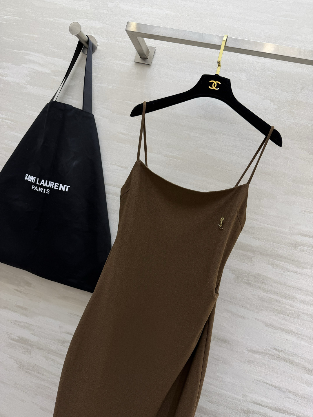 #YSL²⁶经典气质细吊带长裙 三色高级封神配色🤍🤎🖤 简约一字方领 精致金属小标点缀 恰到好处的收褶剪裁 悄悄修饰腰线