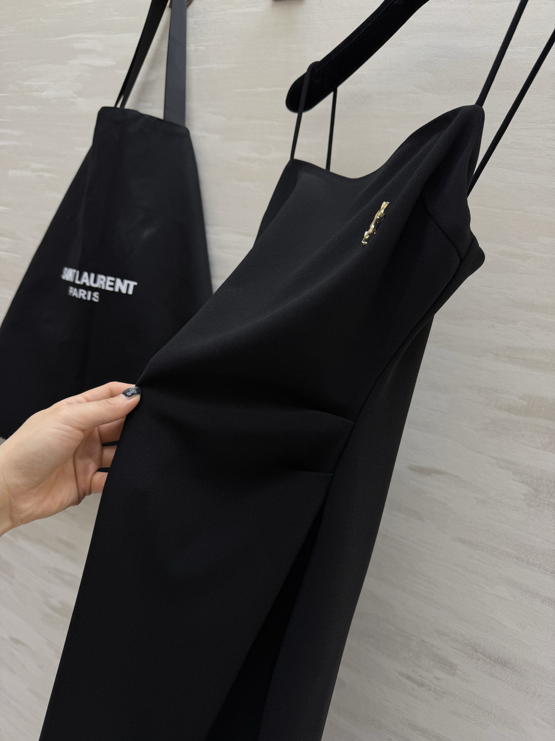 #YSL²⁶经典气质细吊带长裙 三色高级封神配色🤍🤎🖤 简约一字方领 精致金属小标点缀 恰到好处的收褶剪裁 悄悄修饰腰线