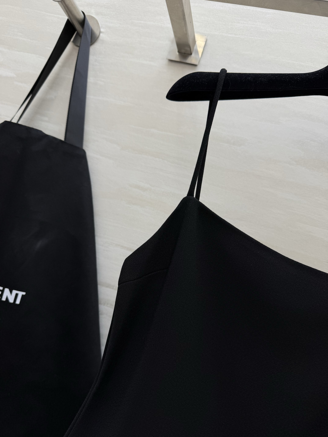 #YSL²⁶经典气质细吊带长裙 三色高级封神配色🤍🤎🖤 简约一字方领 精致金属小标点缀 恰到好处的收褶剪裁 悄悄修饰腰线