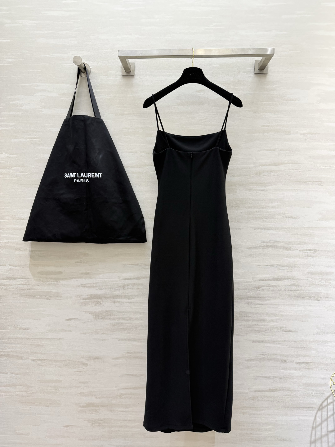#YSL²⁶经典气质细吊带长裙 三色高级封神配色🤍🤎🖤 简约一字方领 精致金属小标点缀 恰到好处的收褶剪裁 悄悄修饰腰线