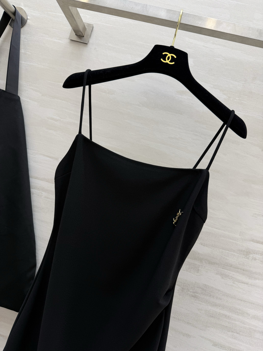 #YSL²⁶经典气质细吊带长裙 三色高级封神配色🤍🤎🖤 简约一字方领 精致金属小标点缀 恰到好处的收褶剪裁 悄悄修饰腰线