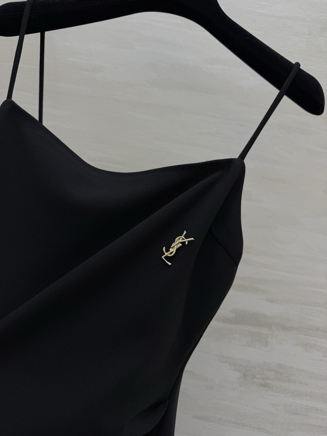 #YSL²⁶经典气质细吊带长裙 三色高级封神配色🤍🤎🖤 简约一字方领 精致金属小标点缀 恰到好处的收褶剪裁 悄悄修饰腰线