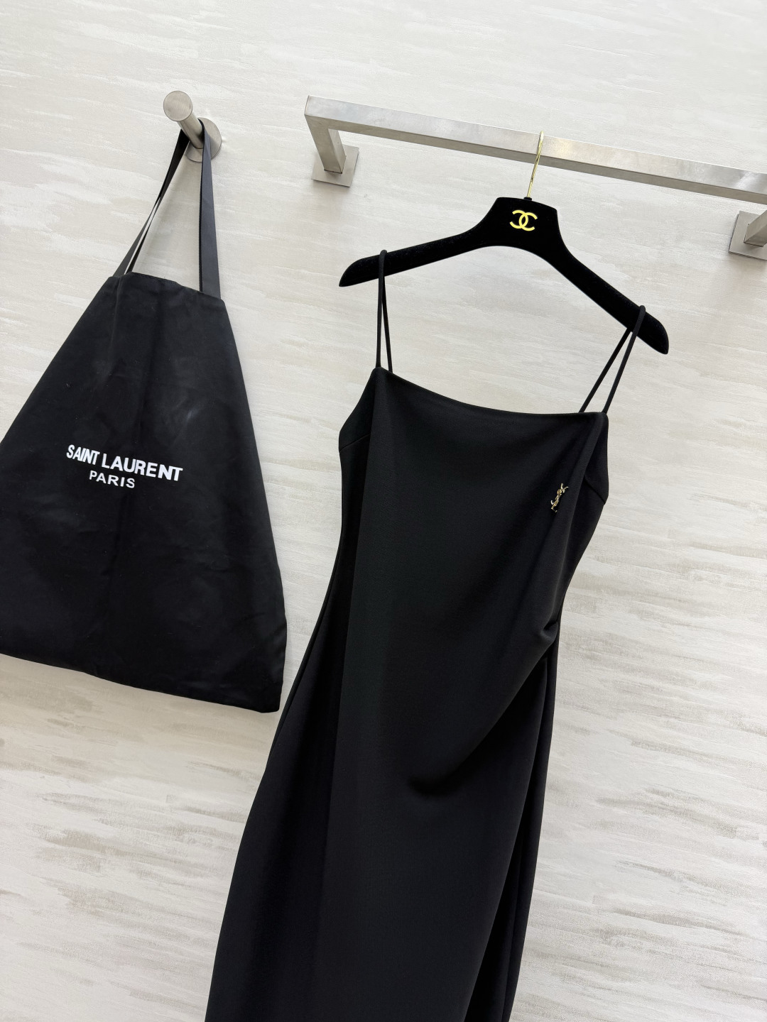 #YSL²⁶经典气质细吊带长裙 三色高级封神配色🤍🤎🖤 简约一字方领 精致金属小标点缀 恰到好处的收褶剪裁 悄悄修饰腰线