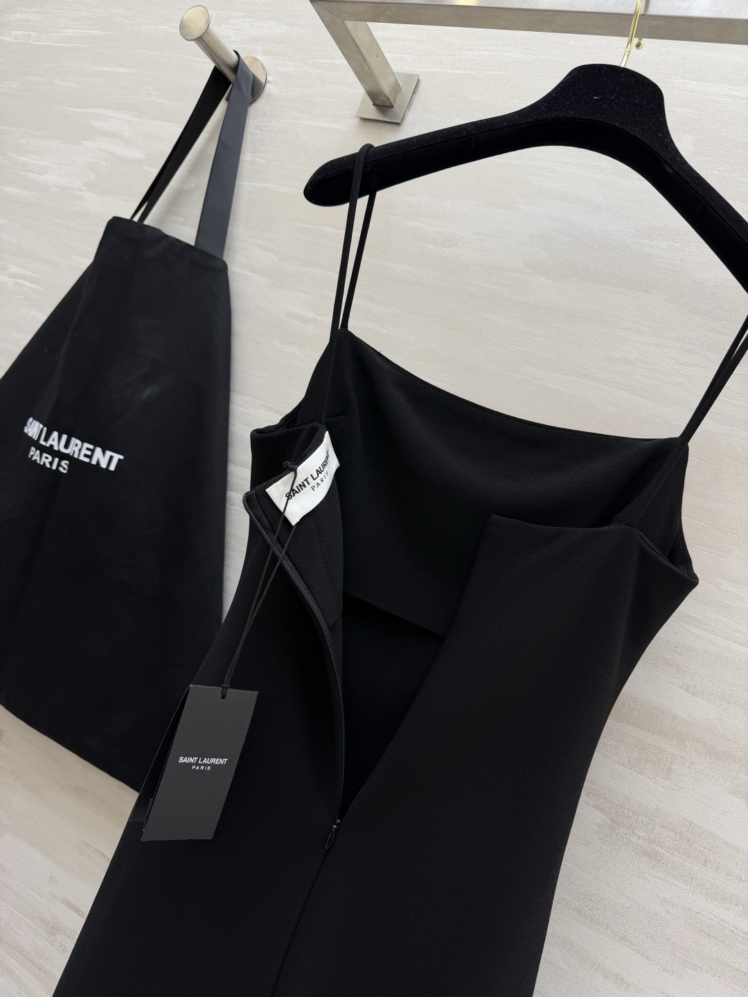 #YSL²⁶经典气质细吊带长裙 三色高级封神配色🤍🤎🖤 简约一字方领 精致金属小标点缀 恰到好处的收褶剪裁 悄悄修饰腰线