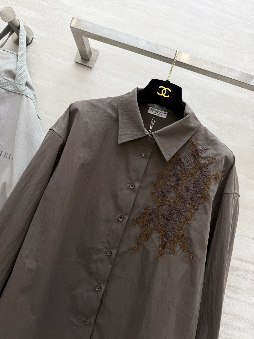 ▫️Brunello Cucinell♡²⁶刺绣衬衫 两色可选：米杏｜灰咖 胸前重工艺术刺绣 辨识度拉满 水洗柔感面料 
