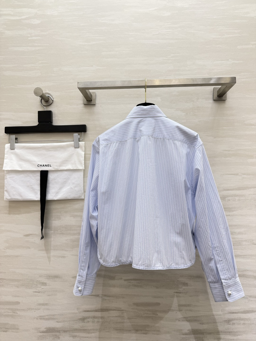 ▫️Chane♡²⁶蓝白条纹短款衬衫 竖条纹清爽配色｜双口袋工装设计 下摆红色刺绣标识 精致亮眼 短款弧形剪裁 轻松打造