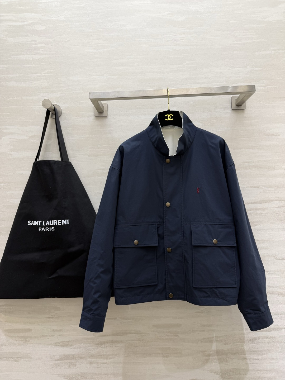 Ysl²⁶新款 翻领刺绣logo双面穿百搭休闲夹克外套 米白 藏蓝双面可穿 解锁多种风格！面料挺括度手感都超赞 翻领刺绣