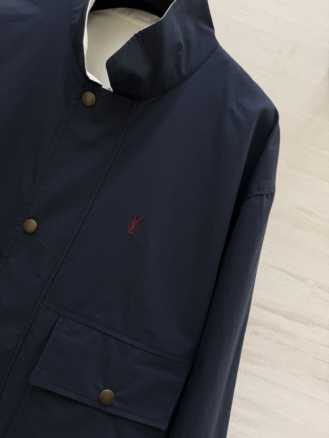 Ysl²⁶新款 翻领刺绣logo双面穿百搭休闲夹克外套 米白 藏蓝双面可穿 解锁多种风格！面料挺括度手感都超赞 翻领刺绣