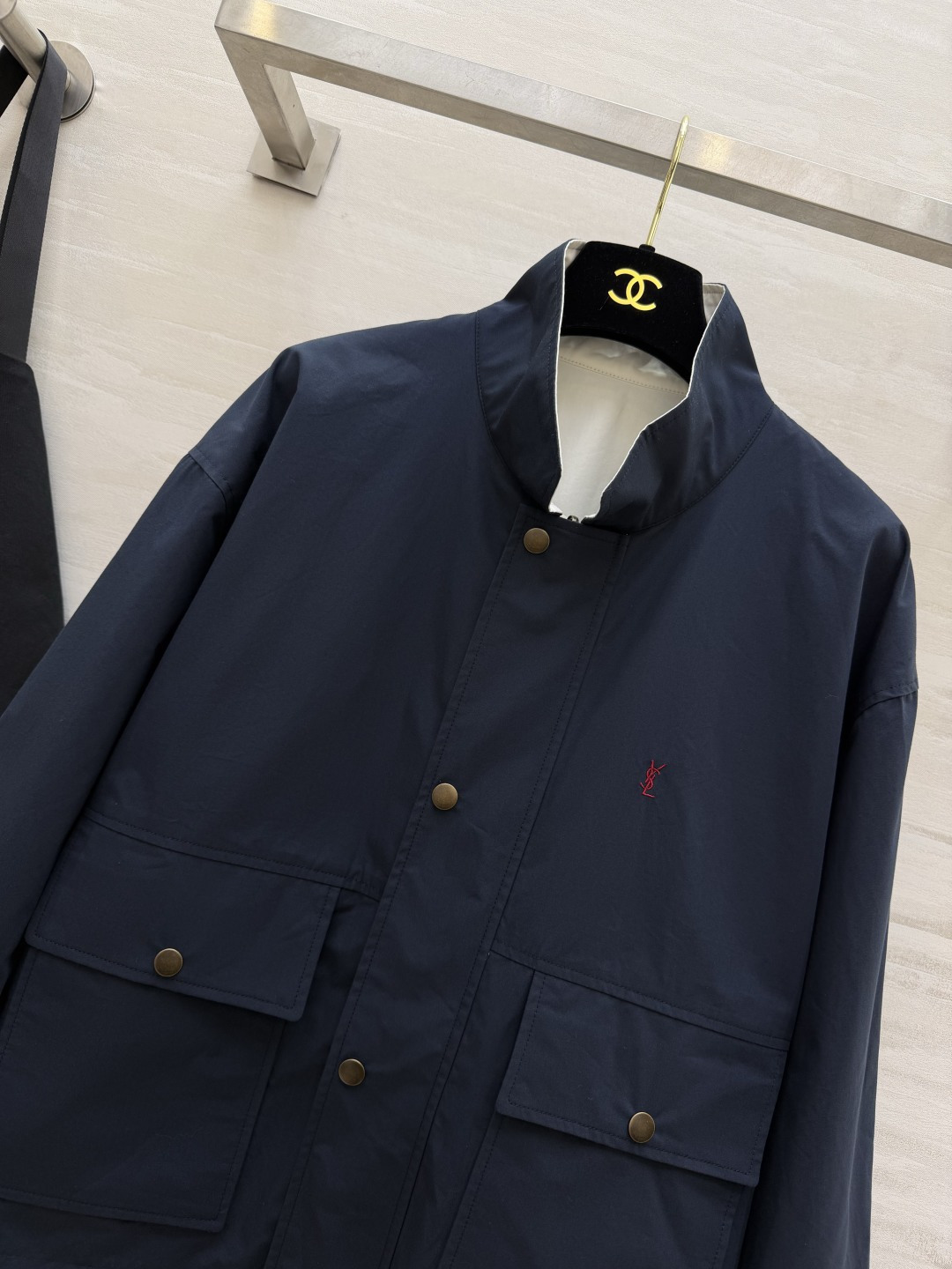 Ysl²⁶新款 翻领刺绣logo双面穿百搭休闲夹克外套 米白 藏蓝双面可穿 解锁多种风格！面料挺括度手感都超赞 翻领刺绣