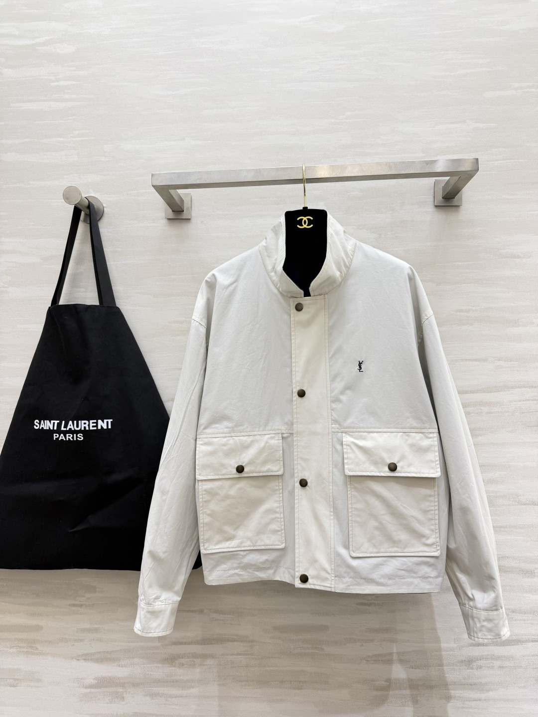 Ysl²⁶新款 翻领刺绣logo双面穿百搭休闲夹克外套 米白 藏蓝双面可穿 解锁多种风格！面料挺括度手感都超赞 翻领刺绣