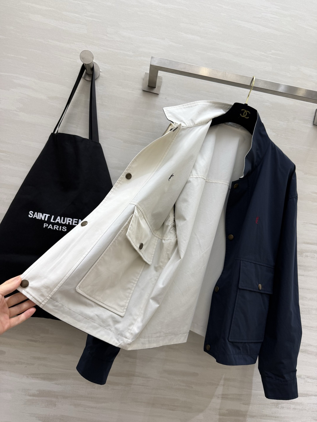 Ysl²⁶新款 翻领刺绣logo双面穿百搭休闲夹克外套 米白 藏蓝双面可穿 解锁多种风格！面料挺括度手感都超赞 翻领刺绣