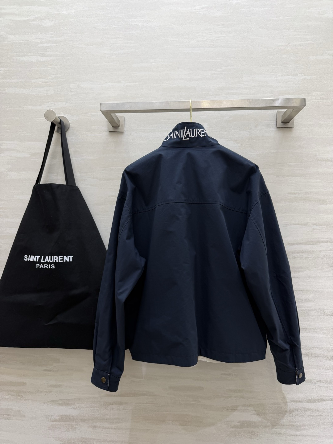 Ysl²⁶新款 翻领刺绣logo双面穿百搭休闲夹克外套 米白 藏蓝双面可穿 解锁多种风格！面料挺括度手感都超赞 翻领刺绣