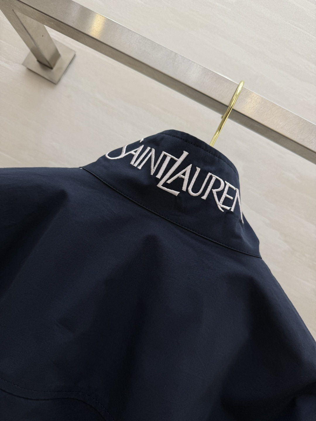 Ysl²⁶新款 翻领刺绣logo双面穿百搭休闲夹克外套 米白 藏蓝双面可穿 解锁多种风格！面料挺括度手感都超赞 翻领刺绣