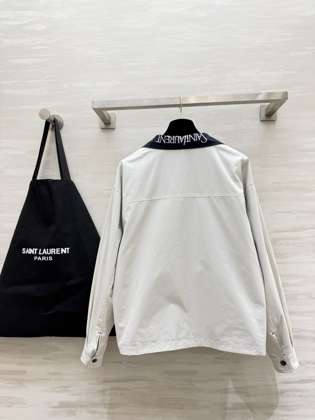 Ysl²⁶新款 翻领刺绣logo双面穿百搭休闲夹克外套 米白 藏蓝双面可穿 解锁多种风格！面料挺括度手感都超赞 翻领刺绣