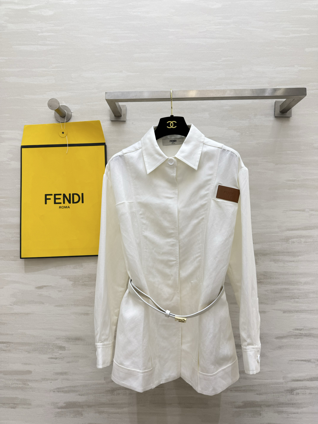 ▫️FEND♡²⁶白色收腰衬衫外套 经典翻领设计 皮质铭牌点缀 配套细腰带 可自由调节腰线 一衣两穿 内搭外穿均可 利落