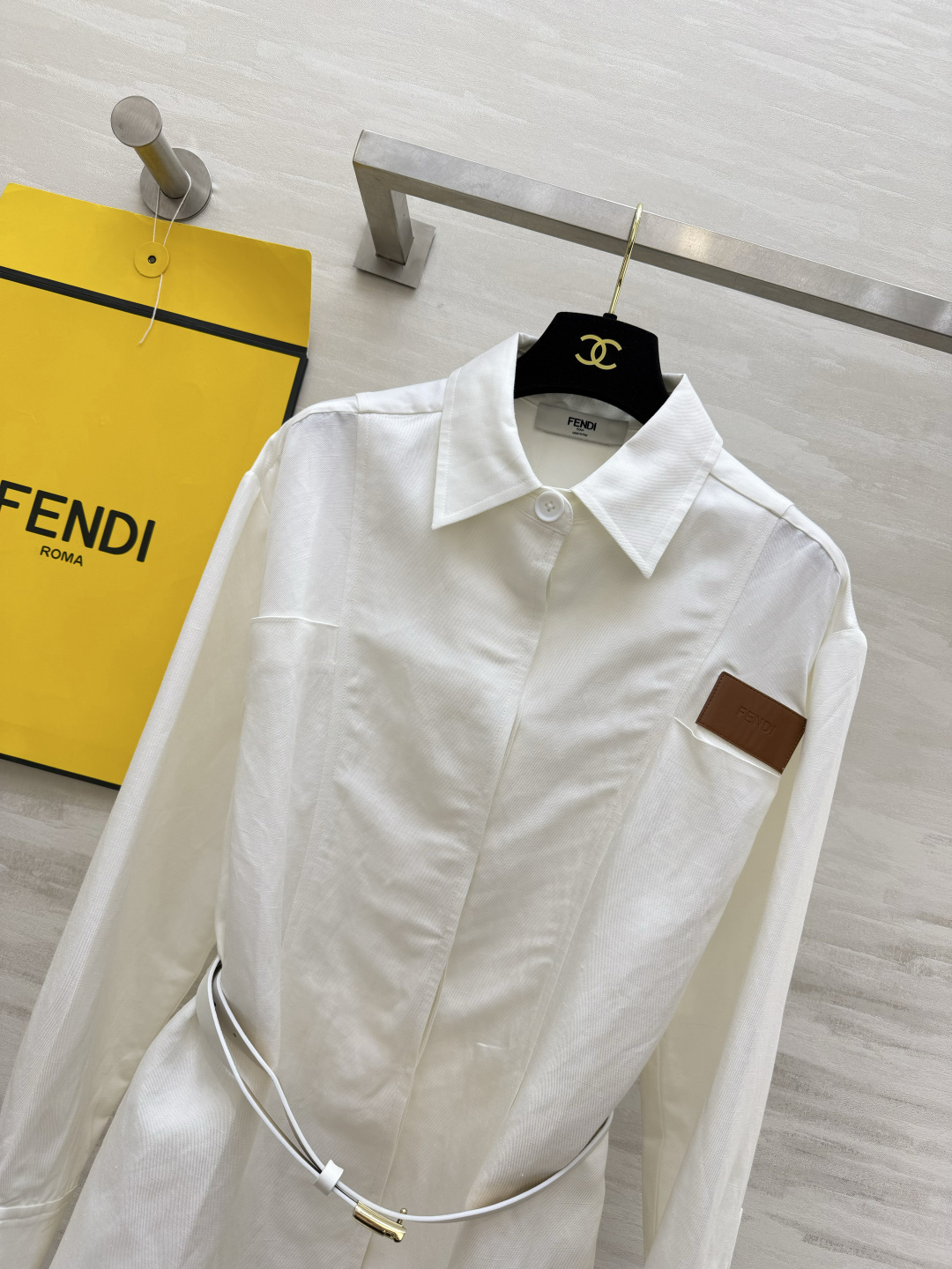 ▫️FEND♡²⁶白色收腰衬衫外套 经典翻领设计 皮质铭牌点缀 配套细腰带 可自由调节腰线 一衣两穿 内搭外穿均可 利落