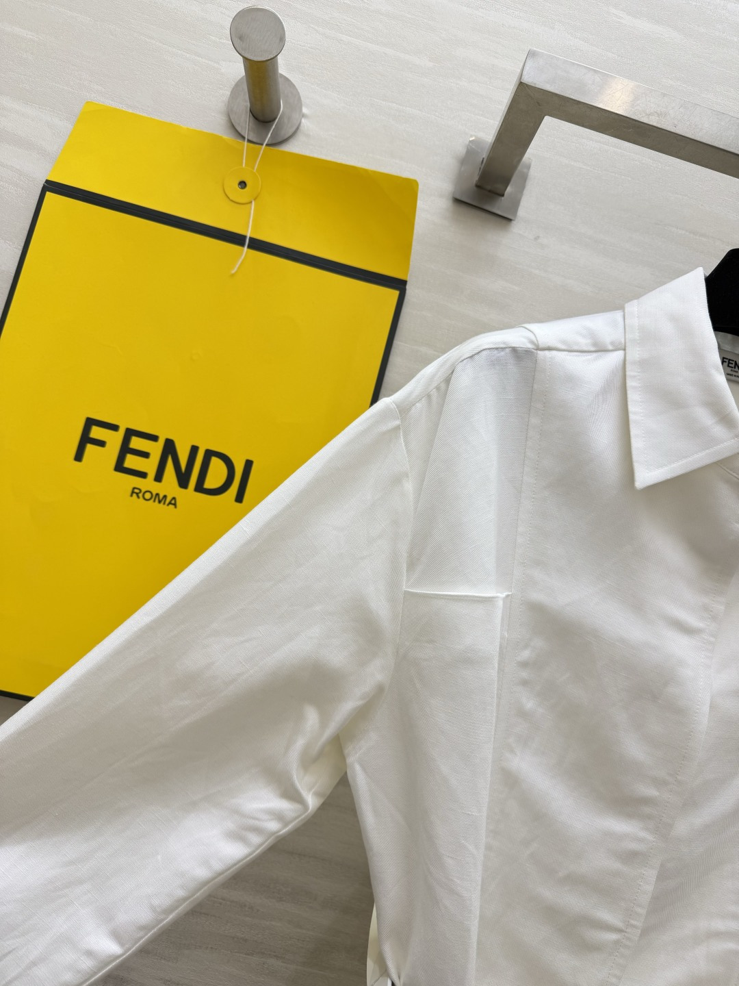 ▫️FEND♡²⁶白色收腰衬衫外套 经典翻领设计 皮质铭牌点缀 配套细腰带 可自由调节腰线 一衣两穿 内搭外穿均可 利落