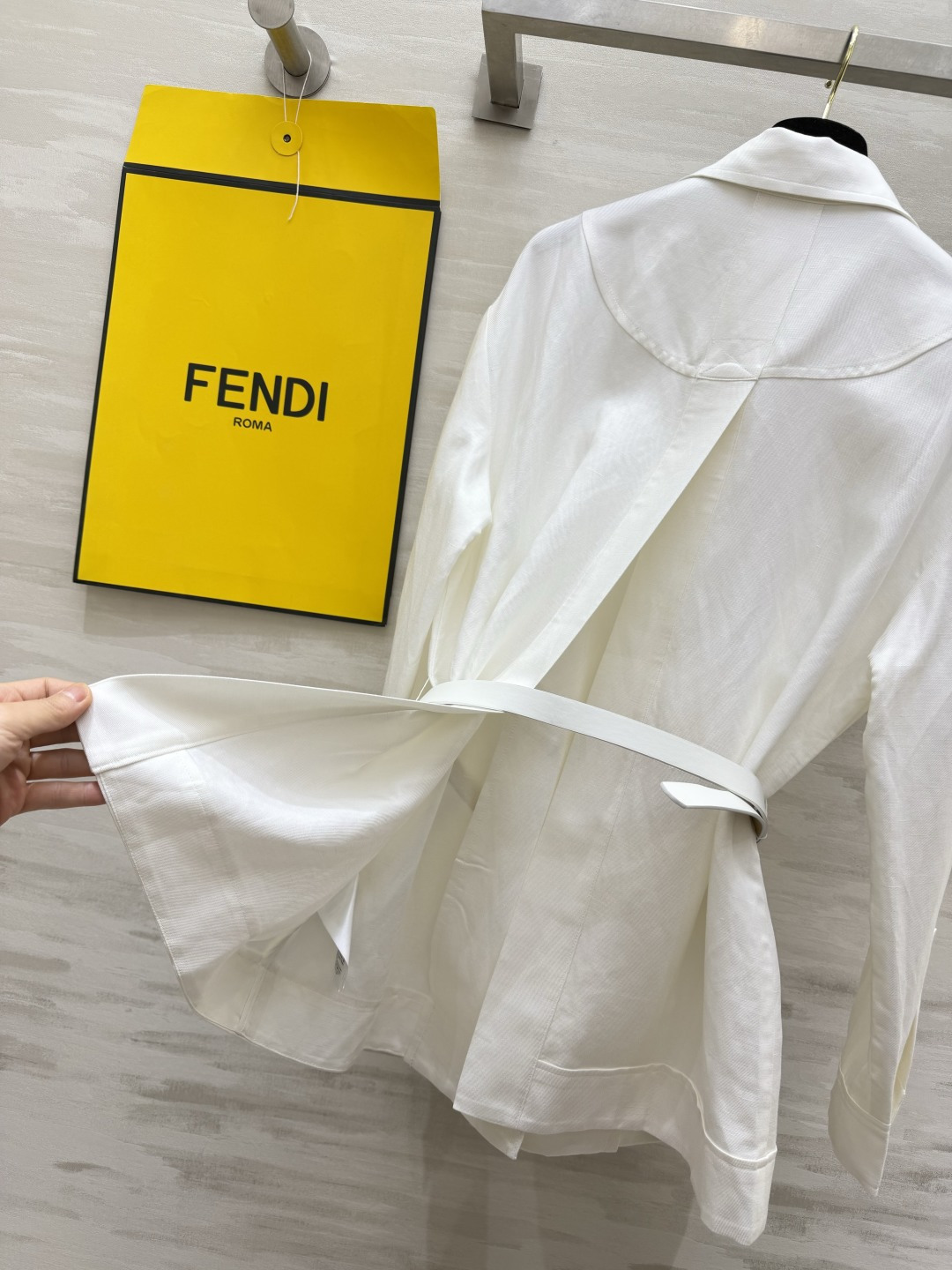 ▫️FEND♡²⁶白色收腰衬衫外套 经典翻领设计 皮质铭牌点缀 配套细腰带 可自由调节腰线 一衣两穿 内搭外穿均可 利落