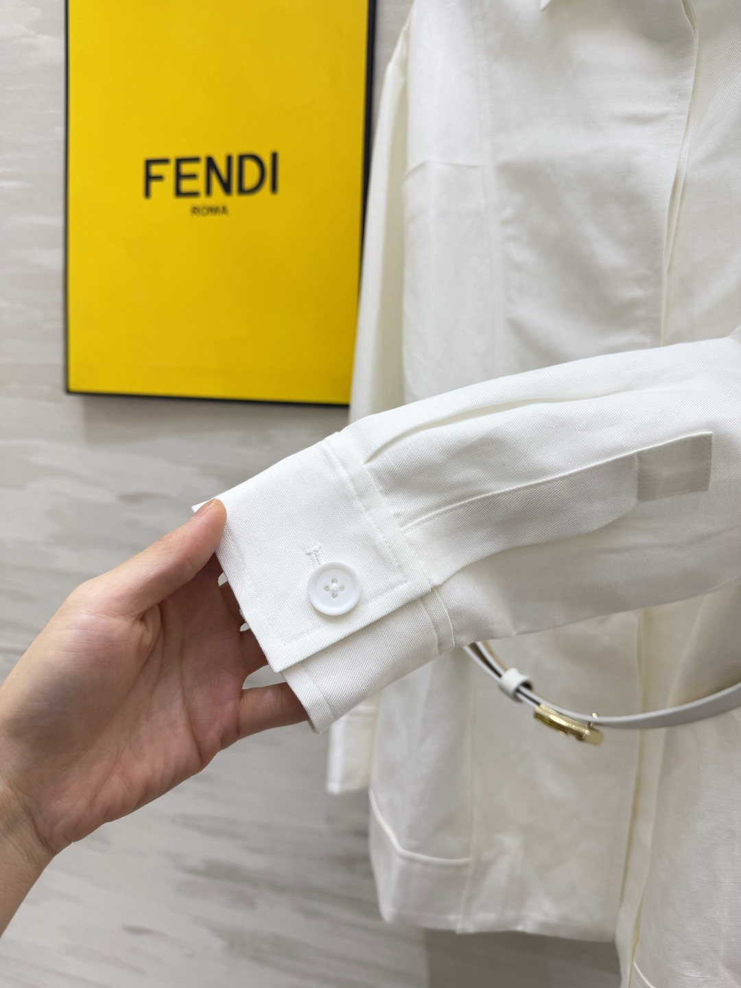 ▫️FEND♡²⁶白色收腰衬衫外套 经典翻领设计 皮质铭牌点缀 配套细腰带 可自由调节腰线 一衣两穿 内搭外穿均可 利落