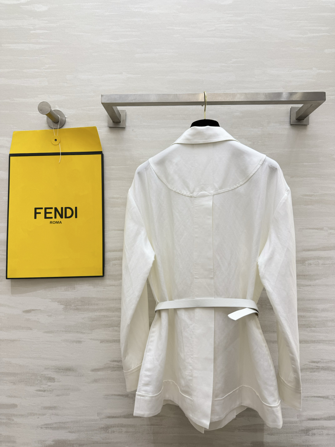 ▫️FEND♡²⁶白色收腰衬衫外套 经典翻领设计 皮质铭牌点缀 配套细腰带 可自由调节腰线 一衣两穿 内搭外穿均可 利落