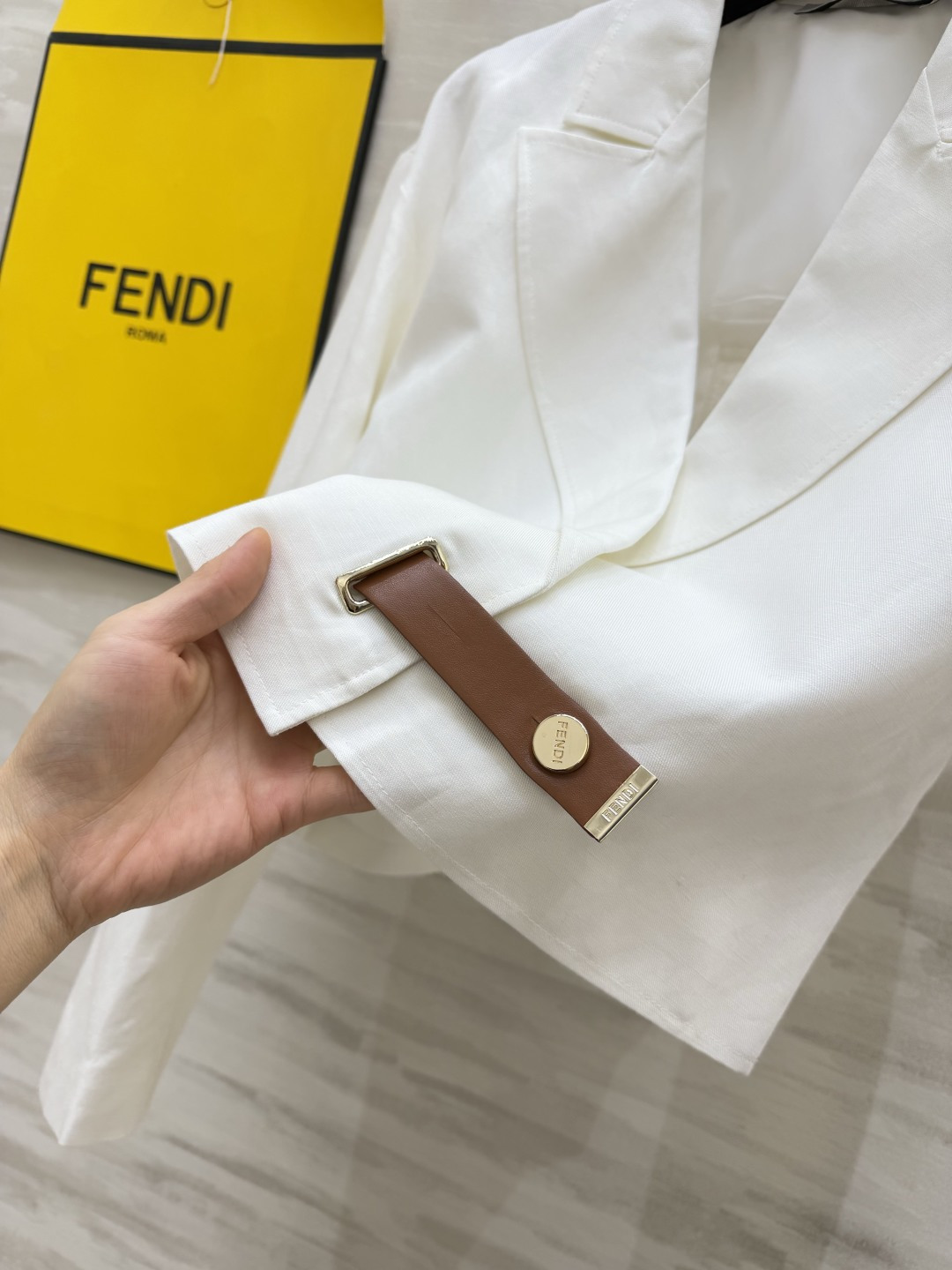▫️FEND♡²⁶白色短款西装外套 经典西装翻领 利落短款版型 棕皮金属扣装饰 撞色细节高级 宽松落肩剪裁 显瘦不挑人 