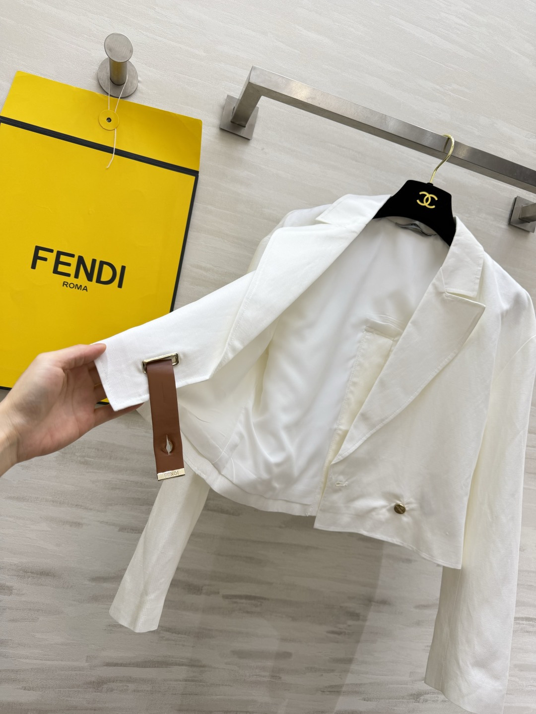 ▫️FEND♡²⁶白色短款西装外套 经典西装翻领 利落短款版型 棕皮金属扣装饰 撞色细节高级 宽松落肩剪裁 显瘦不挑人 