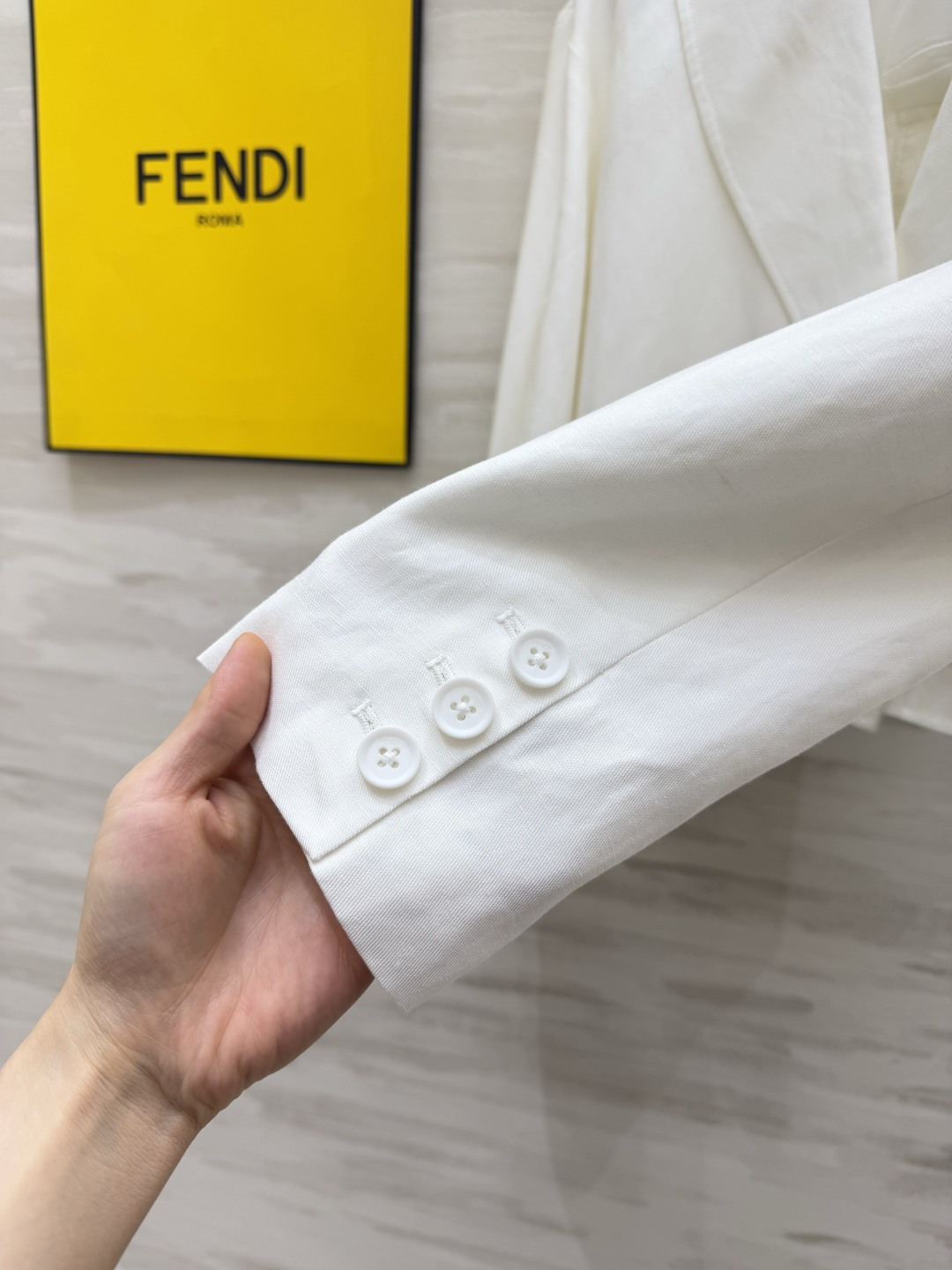 ▫️FEND♡²⁶白色短款西装外套 经典西装翻领 利落短款版型 棕皮金属扣装饰 撞色细节高级 宽松落肩剪裁 显瘦不挑人 
