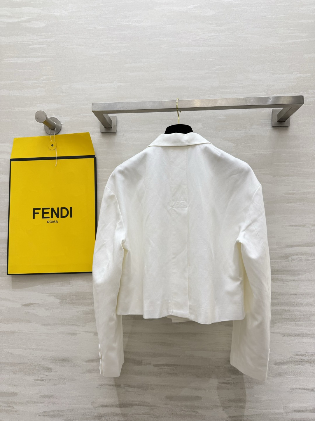 ▫️FEND♡²⁶白色短款西装外套 经典西装翻领 利落短款版型 棕皮金属扣装饰 撞色细节高级 宽松落肩剪裁 显瘦不挑人 