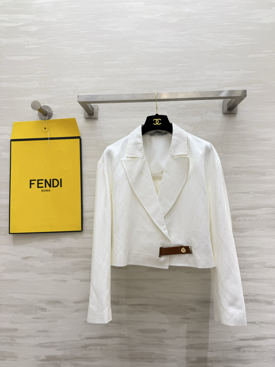 ▫️FEND♡²⁶白色短款西装外套 经典西装翻领 利落短款版型 棕皮金属扣装饰 撞色细节高级 宽松落肩剪裁 显瘦不挑人 