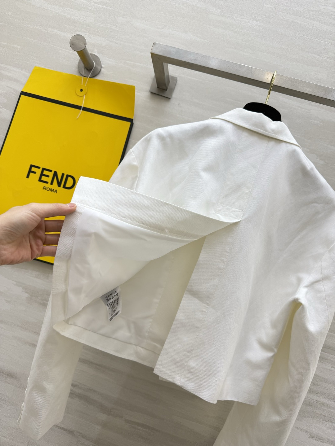 ▫️FEND♡²⁶白色短款西装外套 经典西装翻领 利落短款版型 棕皮金属扣装饰 撞色细节高级 宽松落肩剪裁 显瘦不挑人 