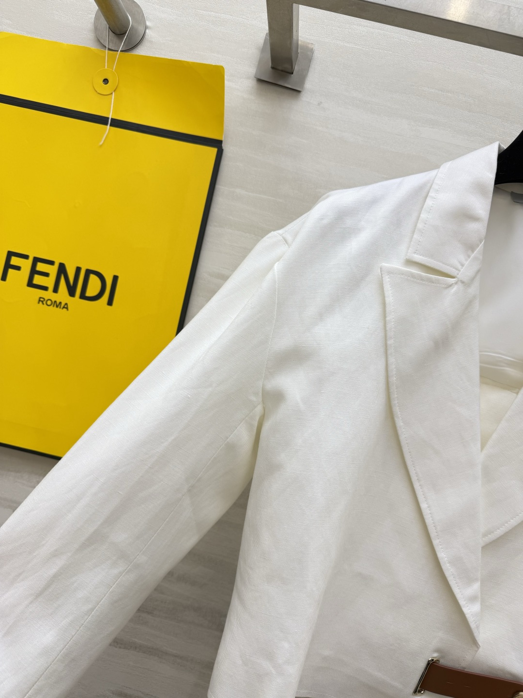 ▫️FEND♡²⁶白色短款西装外套 经典西装翻领 利落短款版型 棕皮金属扣装饰 撞色细节高级 宽松落肩剪裁 显瘦不挑人 