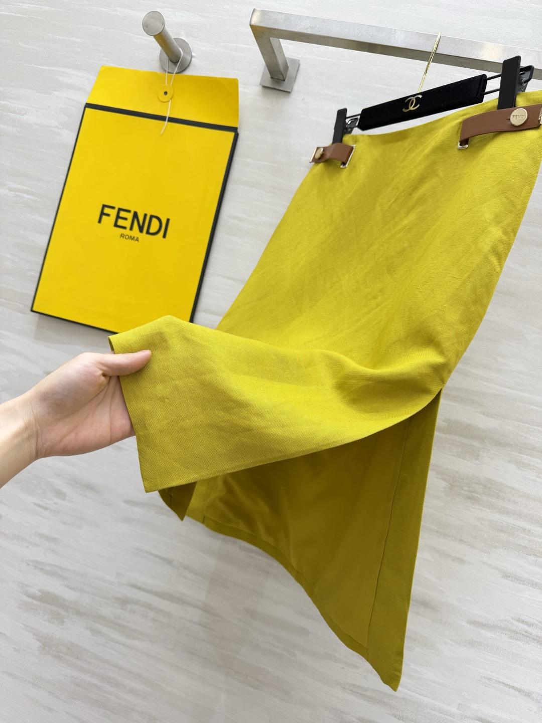 ▫️FEND♡²⁶芥末黄皮质饰扣半裙 高级芥末黄配色 衬肤色显气质 腰头双侧棕皮金属扣 标志性细节 简约直筒中长剪裁 包