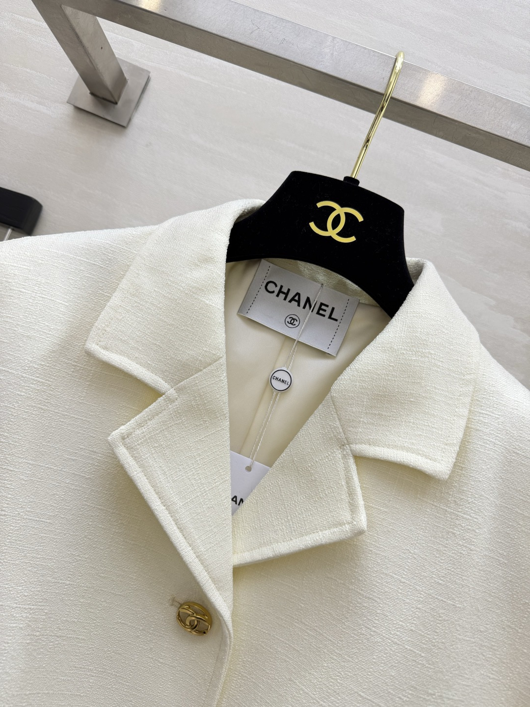 ▫️Chane♡²⁶撞色双C短款西装外套 两色可选：米白｜黑色 立体撞色双C贴布 设计感十足 复古金属金扣 全套细节呼应