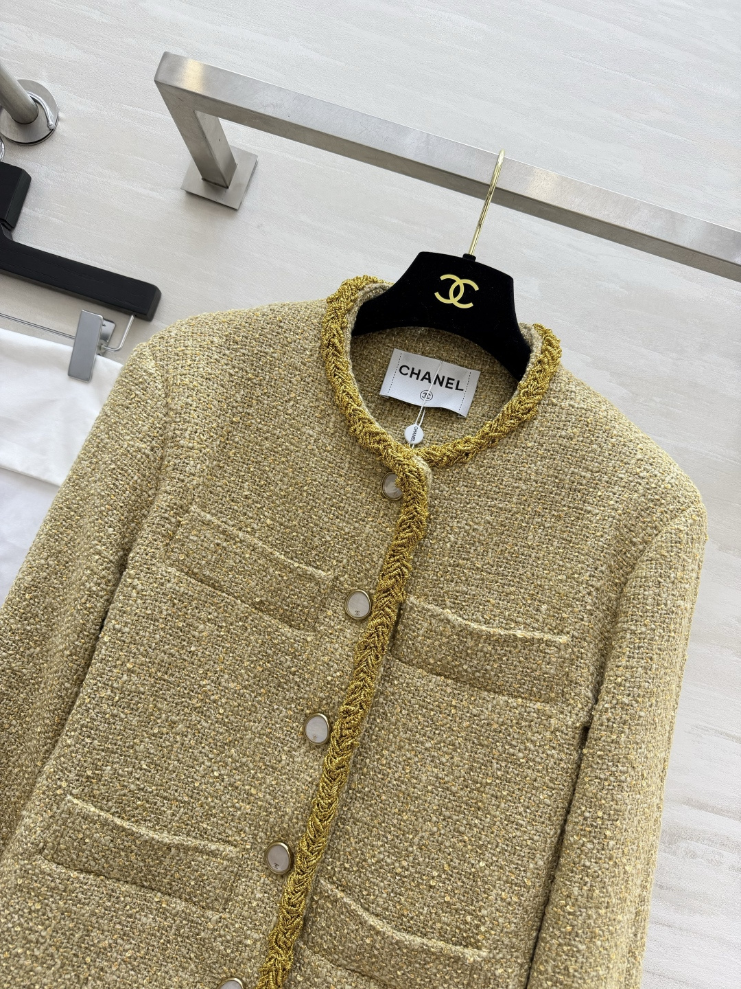 ▫️Chane♡²⁶鎏金编织滚边粗花呢外套 金闪杂色粗花呢面料 质感肌理拉满 重工金色毛须镶边 门襟袖口细节统一 珍珠质