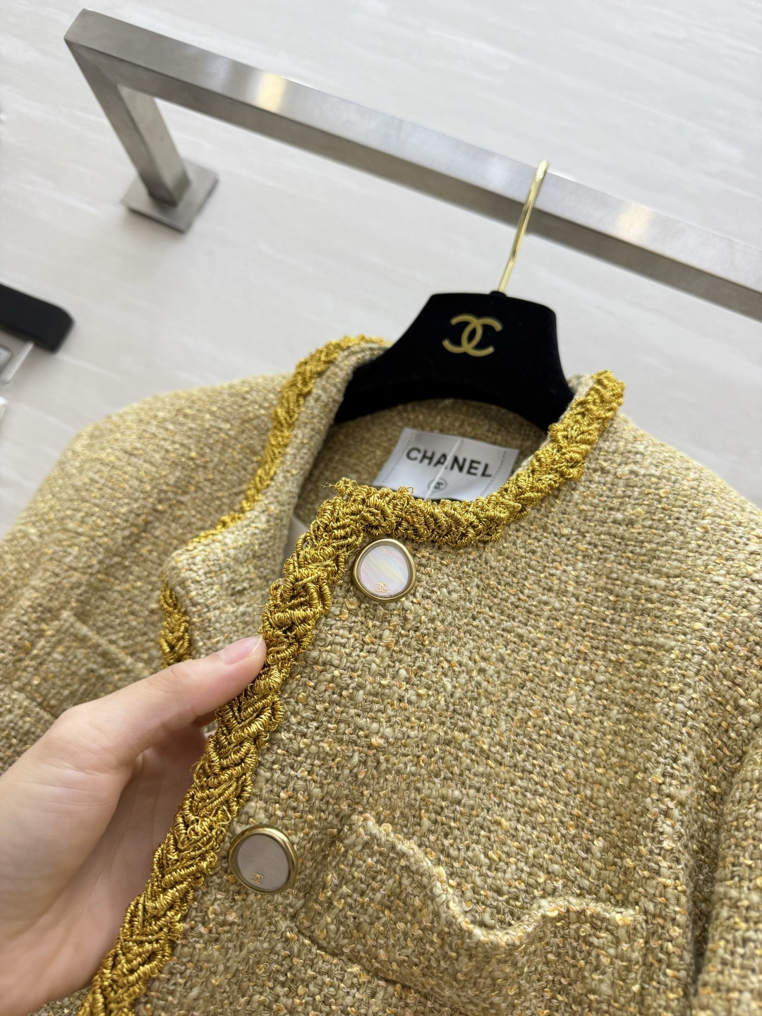 ▫️Chane♡²⁶鎏金编织滚边粗花呢外套 金闪杂色粗花呢面料 质感肌理拉满 重工金色毛须镶边 门襟袖口细节统一 珍珠质