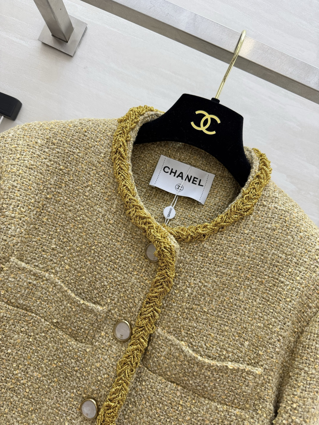 ▫️Chane♡²⁶鎏金编织滚边粗花呢外套 金闪杂色粗花呢面料 质感肌理拉满 重工金色毛须镶边 门襟袖口细节统一 珍珠质