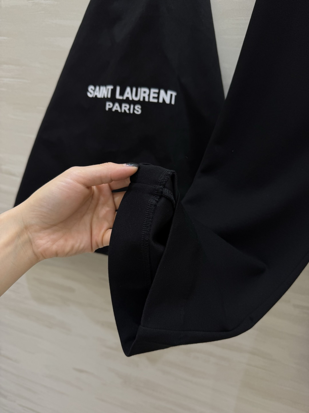 YSL²⁶黑金系列七分微喇西裤🖤极简高级的纯黑纯色 利落通勤刚需版型 高腰剪裁精准收拢腰腹赘肉 悄悄拉高身材腰线 口袋侧
