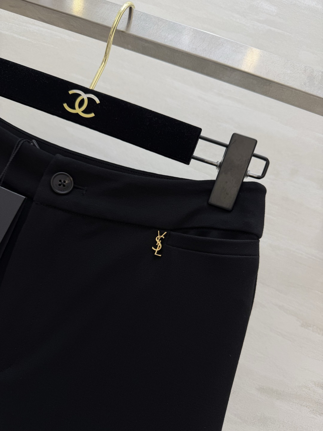 YSL²⁶黑金系列七分微喇西裤🖤极简高级的纯黑纯色 利落通勤刚需版型 高腰剪裁精准收拢腰腹赘肉 悄悄拉高身材腰线 口袋侧