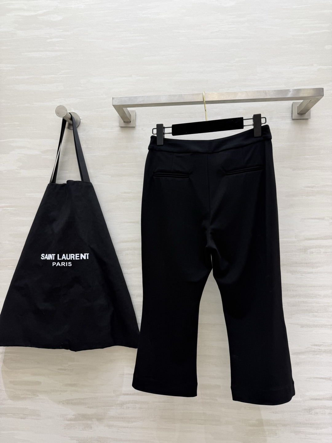 YSL²⁶黑金系列七分微喇西裤🖤极简高级的纯黑纯色 利落通勤刚需版型 高腰剪裁精准收拢腰腹赘肉 悄悄拉高身材腰线 口袋侧