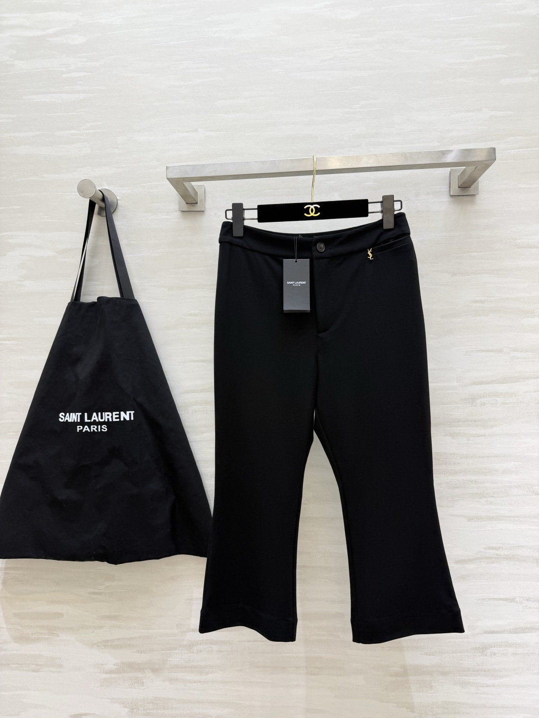 YSL²⁶黑金系列七分微喇西裤🖤极简高级的纯黑纯色 利落通勤刚需版型 高腰剪裁精准收拢腰腹赘肉 悄悄拉高身材腰线 口袋侧