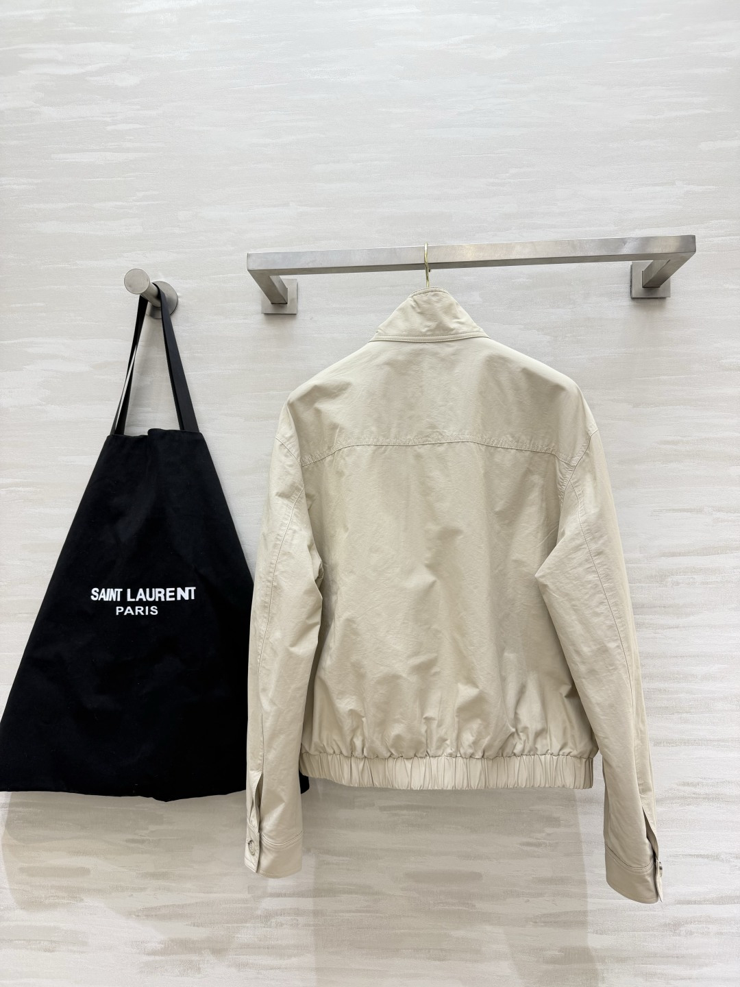 ▫️YSL²⁶浅米刺绣工装立领夹克 纯色温柔米白 胸口精致刺绣logo 多口袋工装设计 实用性拉满 下摆松紧收口 宽松落