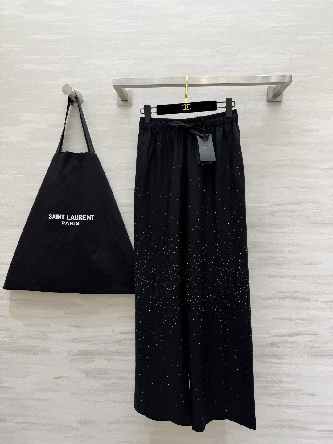 NO:942414,ysl 'White Moonlight Benming | Gentle to the Bone Gypsophila' straight wide-leg pants. This white pair really has a cool and noble feel, gentle and high-end!  The gypsophila hot diamonds look like they are sprinkled with a layer of crushed diamonds, and they sparkle in the sun!  The elastic waist does not pinch the flesh, and the wide-leg version hides a lot of flesh. It looks great when paired with a white shirt and suspenders. It is refreshing and clean in summer. Whoever wears it will look like a gentle heroine!  High-end blends｜Lyocell x linen, the golden ratio!  Cooling feeling + breathability + smoothness + anti-wrinkle, four in one!  It’s easy to wear for daily use/commuting/vacation, and it has a high-end feel!  High-quality customization, available in stock first size S/M/L/XL (S size waist 66, pants length 105), Saint Laurent-clothing, saint laurent, saint laurent, shirts, gold,19860909ysl 「白月光本命｜温柔到骨子里的满天星」直筒阔腿裤 这条白色真的自带清冷贵气感,温柔又高级！满天星烫钻像撒了一层碎钻,阳光下超闪！松紧腰不勒肉,阔腿版型巨藏肉.搭配白衬衫、吊带都很绝,夏天穿清爽又干净,谁穿谁是温柔大女主！高端混纺｜莱赛尔×亚麻 黄金配比！凉感+透气+垂顺+抗皱 四合一！日常/通勤/度假都好搭,高级感稳稳拿捏！高品质定制 现货首发sizeS/M/L/XL（s码腰围66,裤长105）,圣罗兰-服装,saint laurent,saint laurent,shirts,gold,,Women's clothing