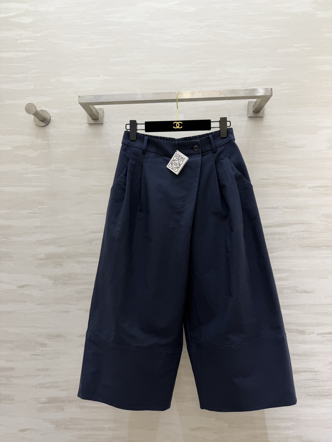 NO:942449,#LOEW wide-leg cropped trousers weld the sense of relaxation to the body. The two colors of milk white/navy blue are timeless classics!  High waist and wide legs. Pinch pleat design hides the muscles and makes the legs look slimmer. The semi-elastic waistband does not tighten the belly but also shows off the proportions!  Crisp cotton-feel fabric with perfect drape, one-click switch between commuting and leisure!  The upper body has an effortless sense of luxury. High-quality customization. Available in stock first size S/M/L/XL (M size waist 64, pants length 81), Loewe-clothing, loewe, loewe,19860909#LOEW阔腿七分裤 把松弛感焊在身上 奶白/藏青两色 都是永不过时的经典！高腰阔腿 捏褶设计藏肉显瘦 秒变大长腿 半松紧腰头 不勒肚子还显比例！挺括棉感面料 垂感满分 通勤休闲一键切换！上身就是毫不费力的高级感 高品质定制 现货首发sizeS/M/L/XL（M码腰围64,裤长81）,罗意威-服装,loewe,loewe,,Women's clothing