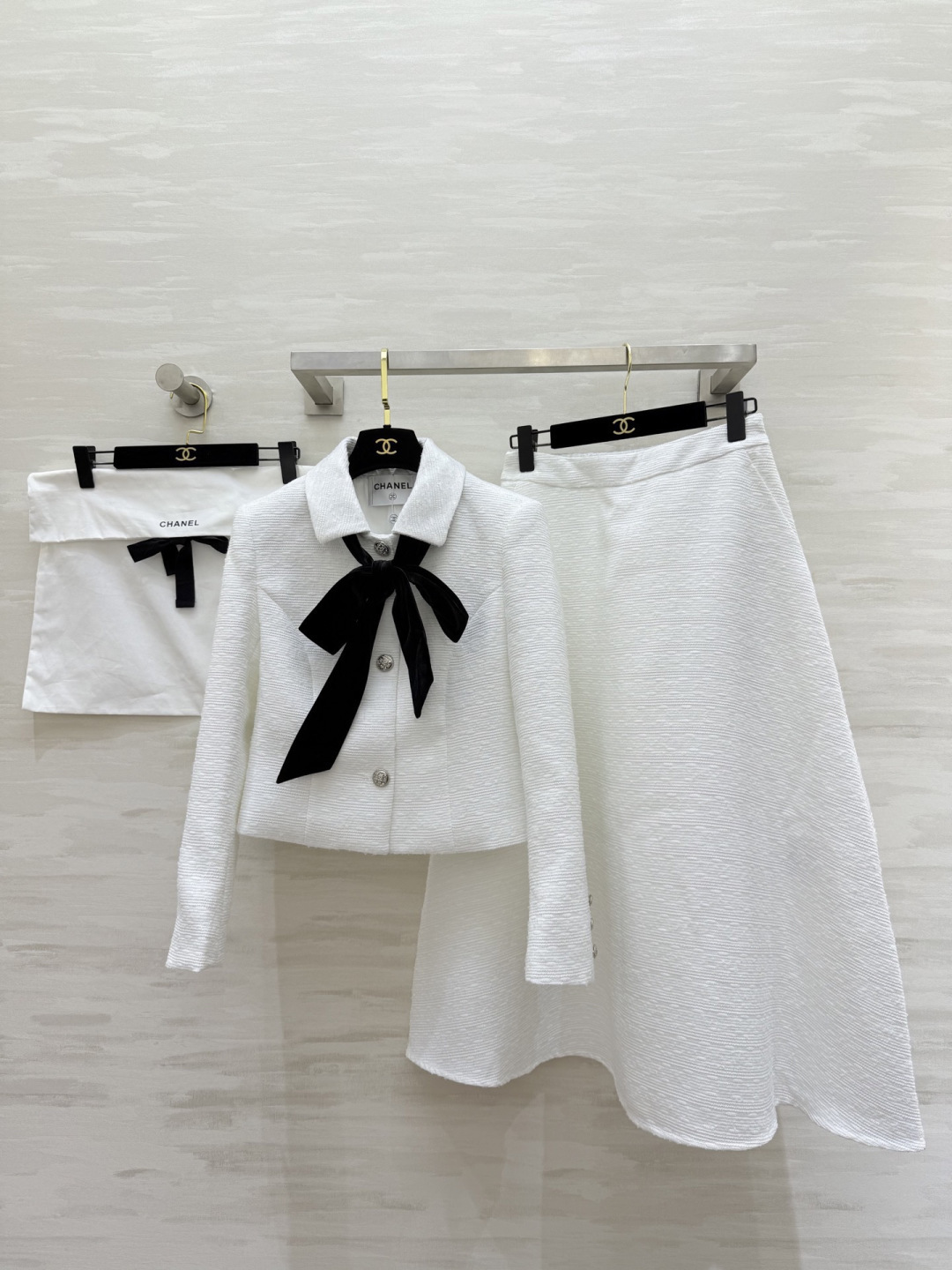 NO:942496,#Chane New Style Lady Suit Short Jacket + High Waisted Skirt Classic Black and White Color Matching Elegant Retro Temperament Coat Lapel Design Black Bow Embellishment Exquisite Details Simple and Elegant Skirt Modifies Leg Lines High Quality Customized Ready for the First Time Size S/M/L/XL  (M shoulder width: 37, bust: 90, dress length: 49, skirt waist: 68, skirt length 82), Chanel - clothing, chanel, chanel, skirts, jackets & coats,19860909#Chane新款 千金名媛套装 短款外套+高腰半身裙 经典黑白配色 优雅复古气质满分 外套翻领设计 黑色蝴蝶结点缀 细节精致 半身裙简约大方 修饰腿部线条 高品质定制 现货首发sizeS/M/L/XL (M肩宽:37,胸围:90,衣长:49,半裙腰围:68,裙长82）,香奈儿-服装,chanel,chanel,skirts,jackets & coats,,Women's clothing
